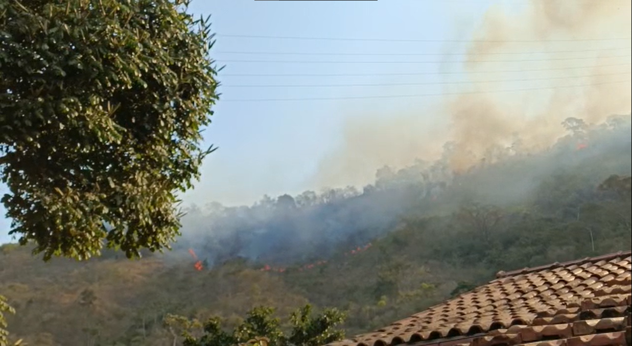 Incêndio é registrado na região de Itaipava, em Petrópolis
