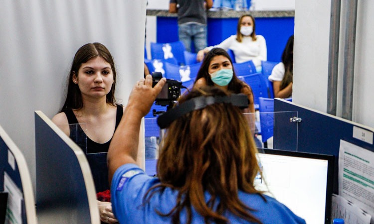 Detran.RJ realiza mutirão especial para emitir carteiras de identidade para estudantes que farão Enem, vestibulares, cursos e concursos
