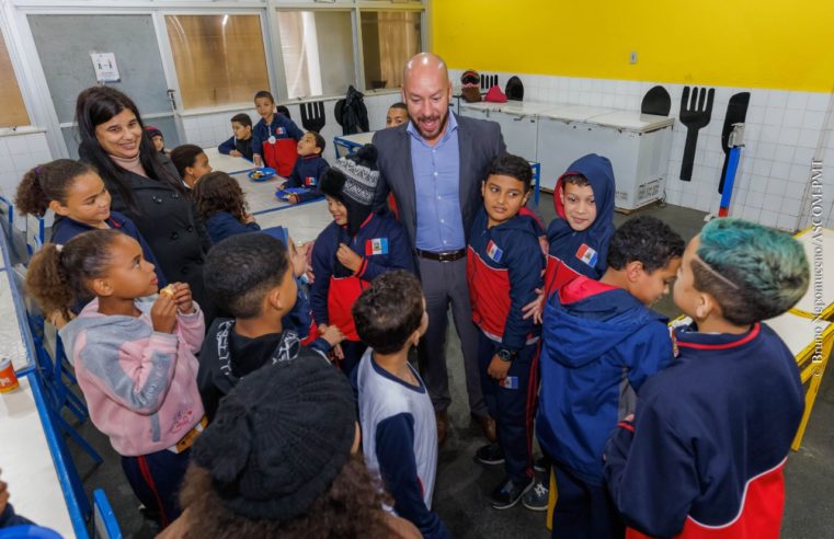 Alunos da Rede Municipal de Teresópolis recebem novos kits de uniformes