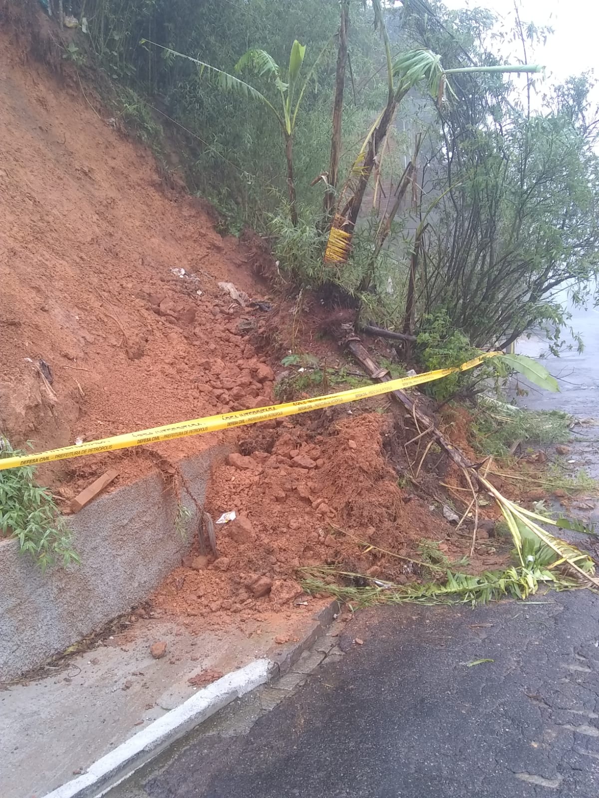 Oito deslizamentos são registrados em Petrópolis em decorrência da chuva contínua