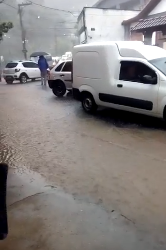 Pancada de chuva causa transtornos na Mosela em Petrópolis