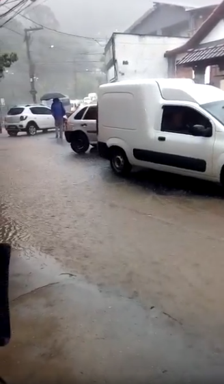 Pancada de chuva causa transtornos na Mosela em Petrópolis