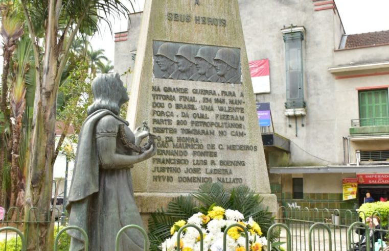 Semana da Pátria começa com deposição de coroa de flores no monumento aos soldados na Praça dos Expedicionários