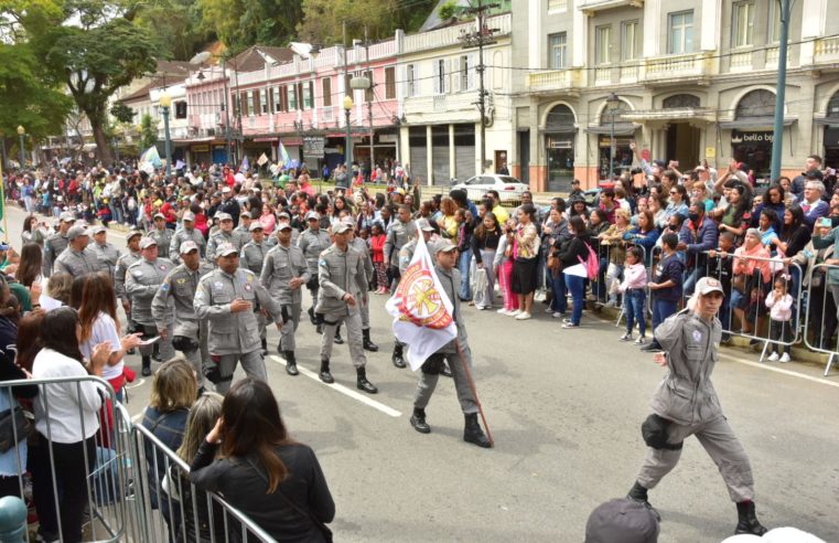 Desfile cívico reúne milhares de pessoas na Rua do Imperador