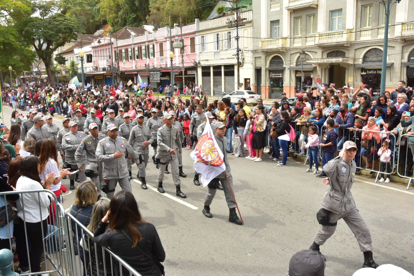 Desfile cívico reúne milhares de pessoas na Rua do Imperador