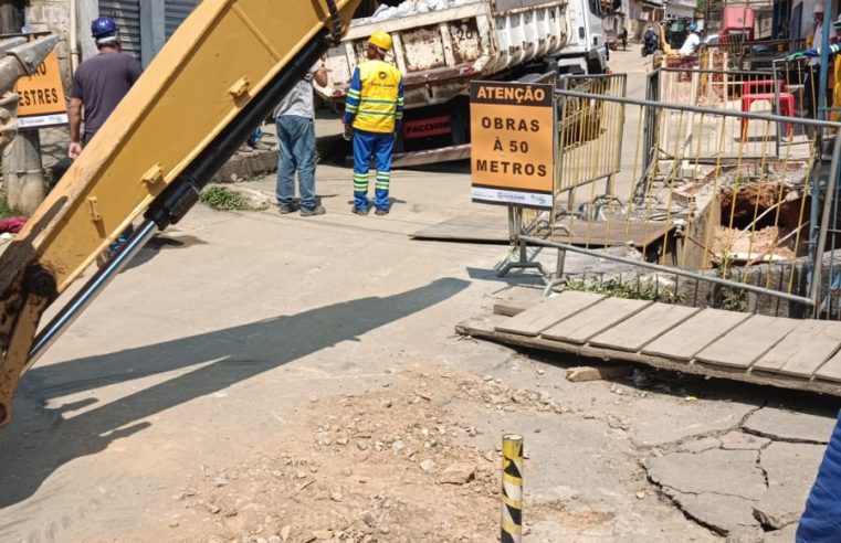 Mais um buraco causa acidente com caminhão na Rua do Túnel, em Petrópolis