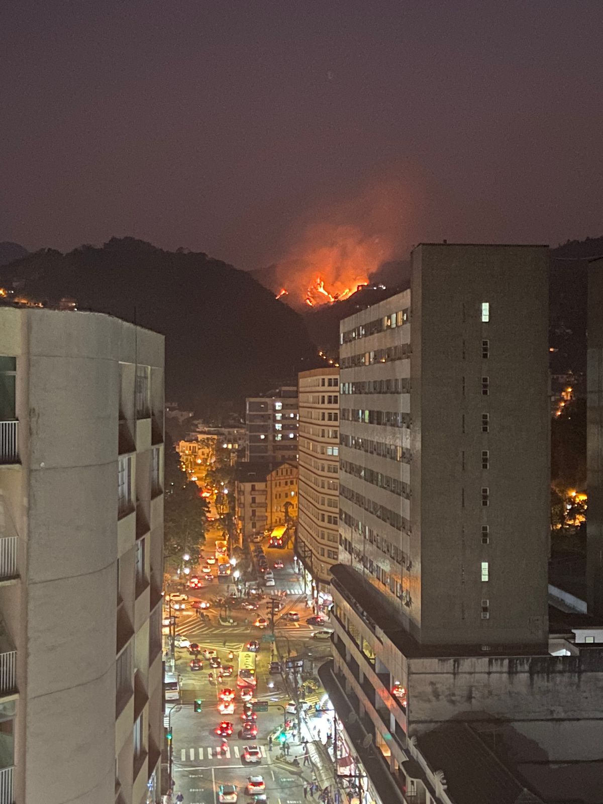 Queimada é registrada no Caxambu em Petrópolis