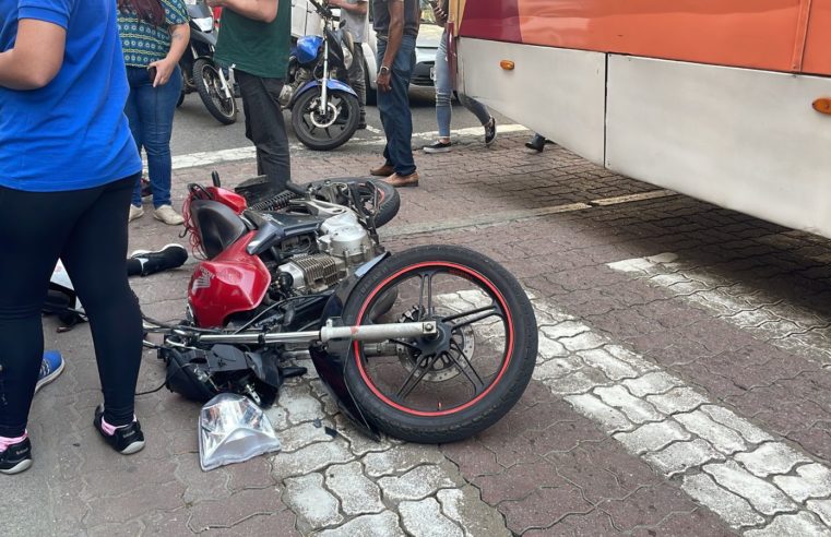 Acidente entre moto e ônibus gera congestionamento na Rua do Imperador