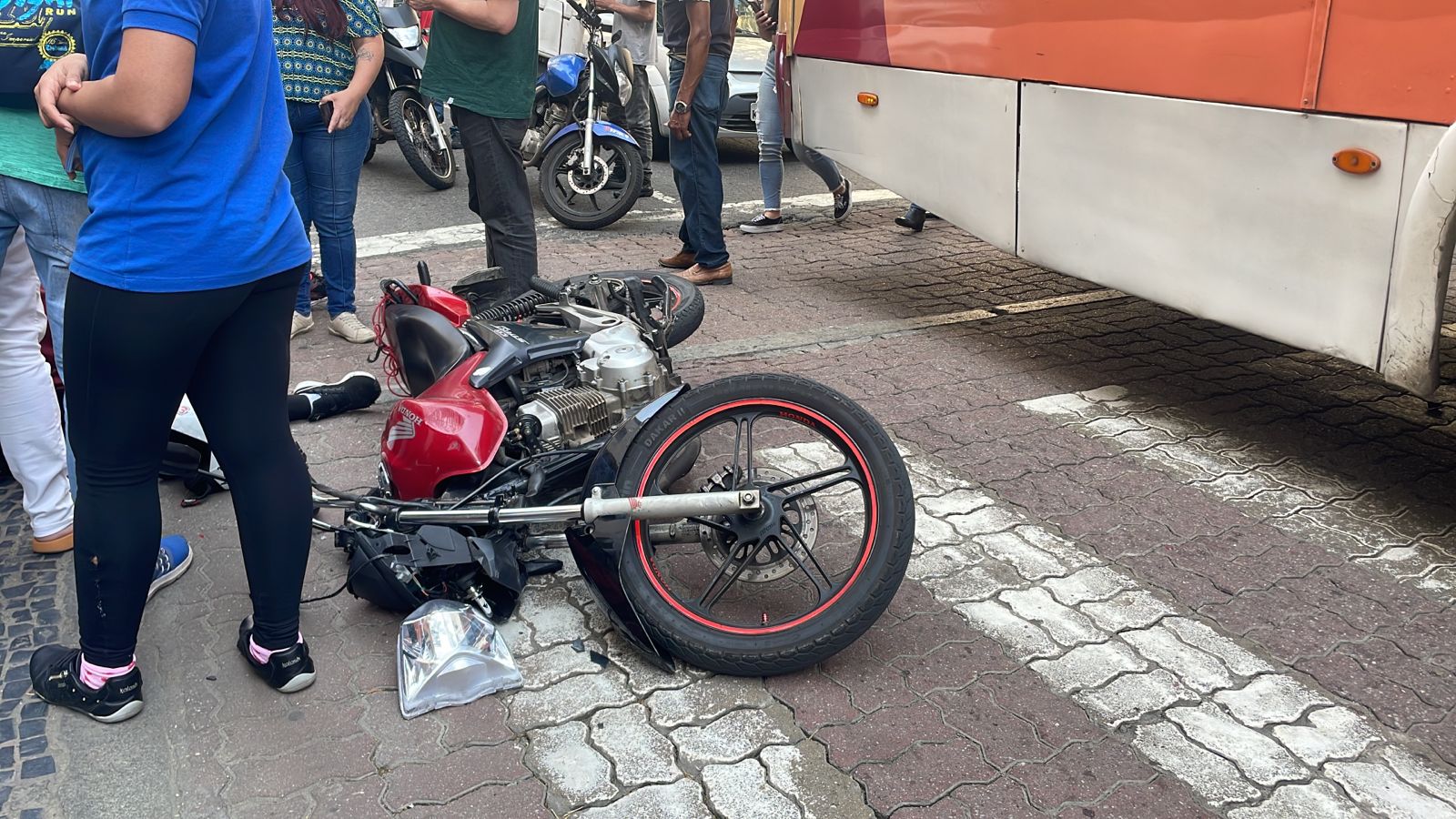Acidente entre moto e ônibus gera congestionamento na Rua do Imperador
