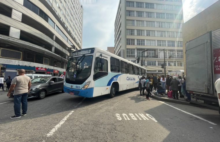 Idoso se desequilibra e quase é atropelado por ônibus em Petrópolis