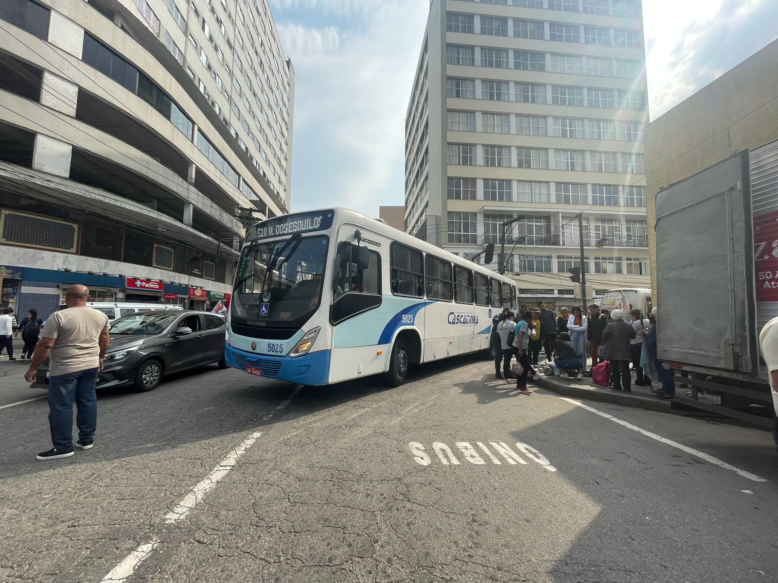 Idoso se desequilibra e quase é atropelado por ônibus em Petrópolis