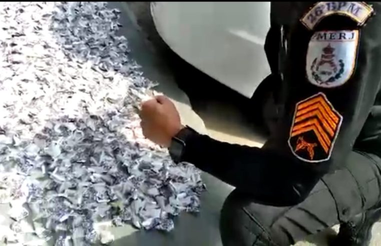 PM apreende mais de 2 mil cápsulas de cocaína e R$ 34 mil em dinheiro, em Petrópolis