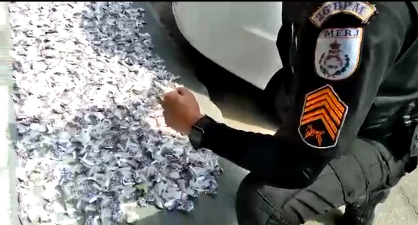 PM apreende mais de 2 mil cápsulas de cocaína e R$ 34 mil em dinheiro, em Petrópolis