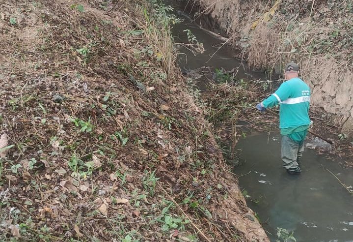 Com proximidade do período de chuva forte, Prefeitura de Petrópolis dá início a limpeza manual de rios, córregos e canaletas
