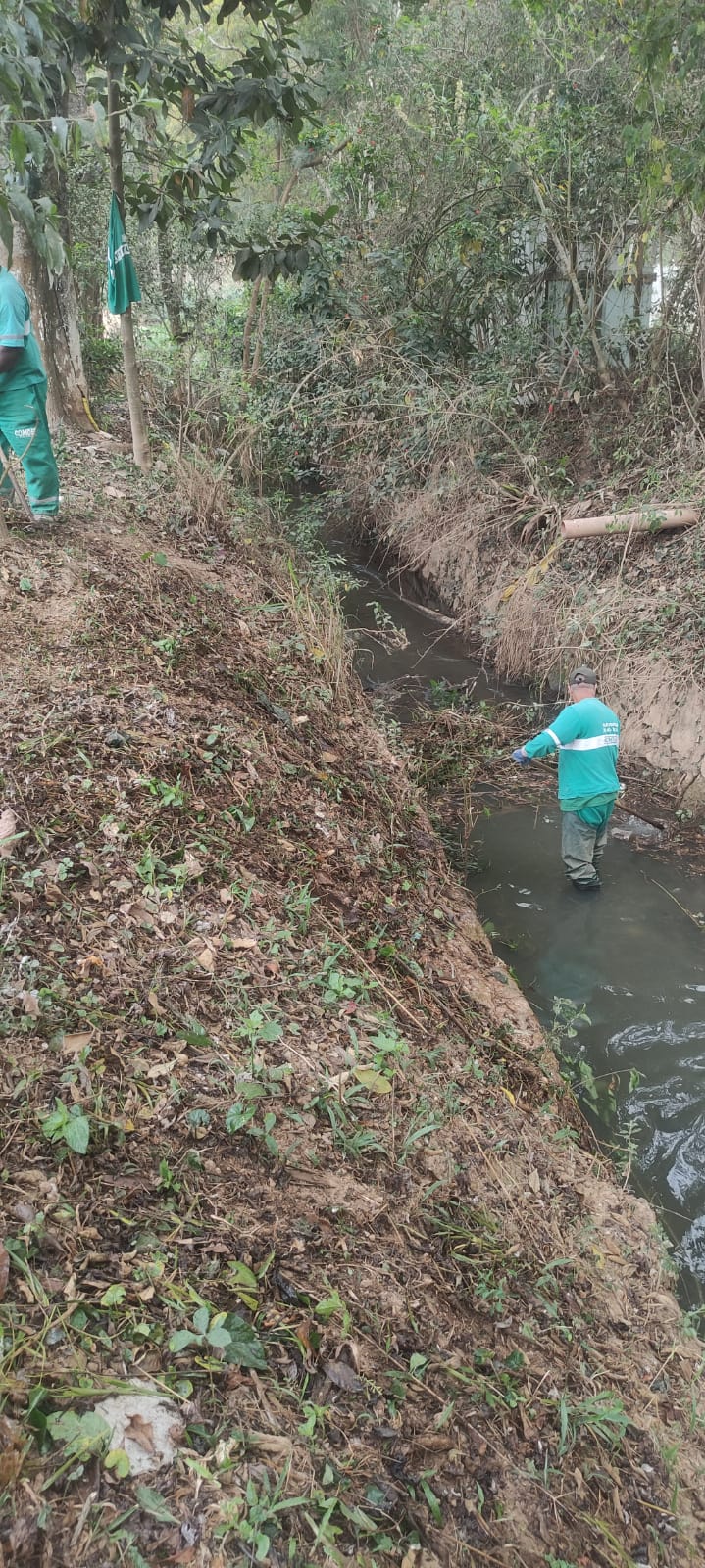 Com proximidade do período de chuva forte, Prefeitura de Petrópolis dá início a limpeza manual de rios, córregos e canaletas