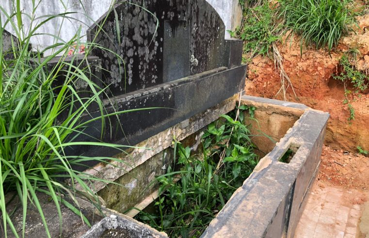 Cemitério de Petrópolis em estado de abandono