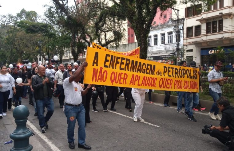 Enfermeiros se manifestam no Centro de Petrópolis