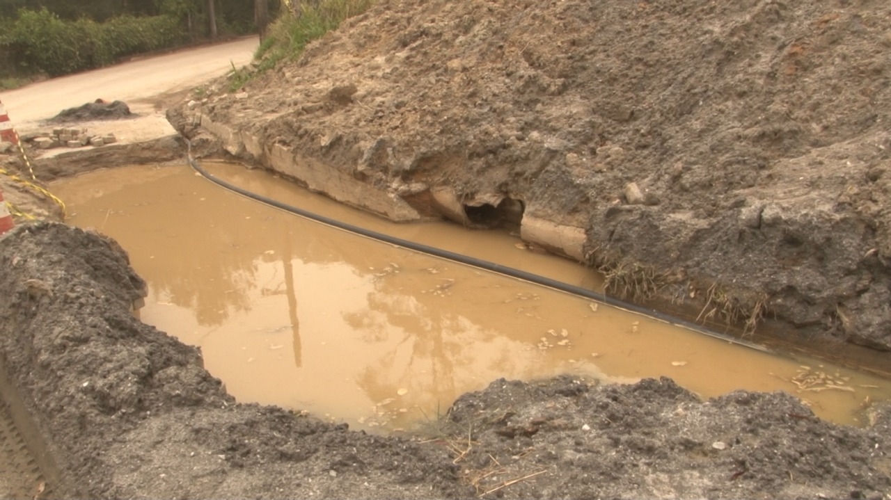 Localidades de Petrópolis ficam sem abastecimento de água após rompimento de adutora