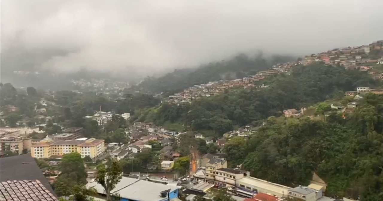 Chuvas atingem Petrópolis na tarde desta quinta-feira (22)