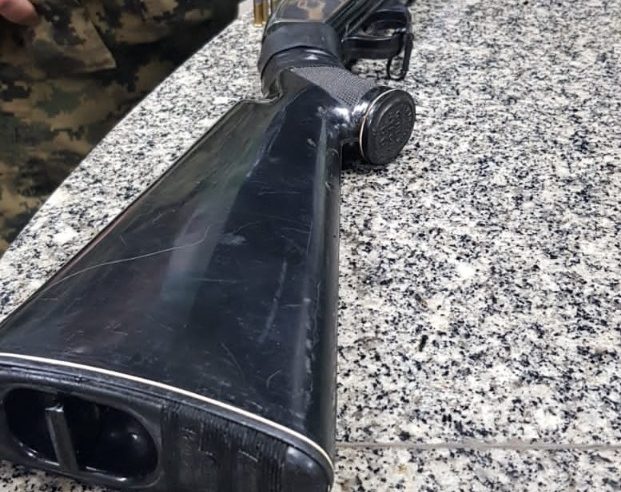 Homem é detido por porte ilegal de arma de fogo em Petrópolis após denúncia feita ao Linha Verde