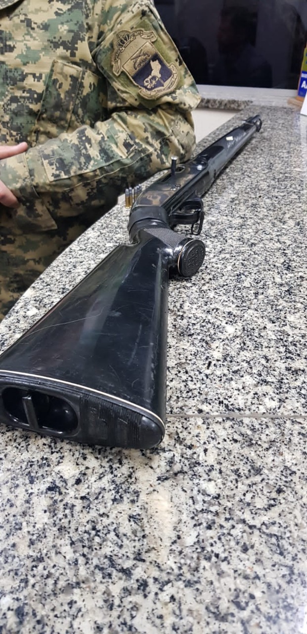 Homem é detido por porte ilegal de arma de fogo em Petrópolis após denúncia feita ao Linha Verde