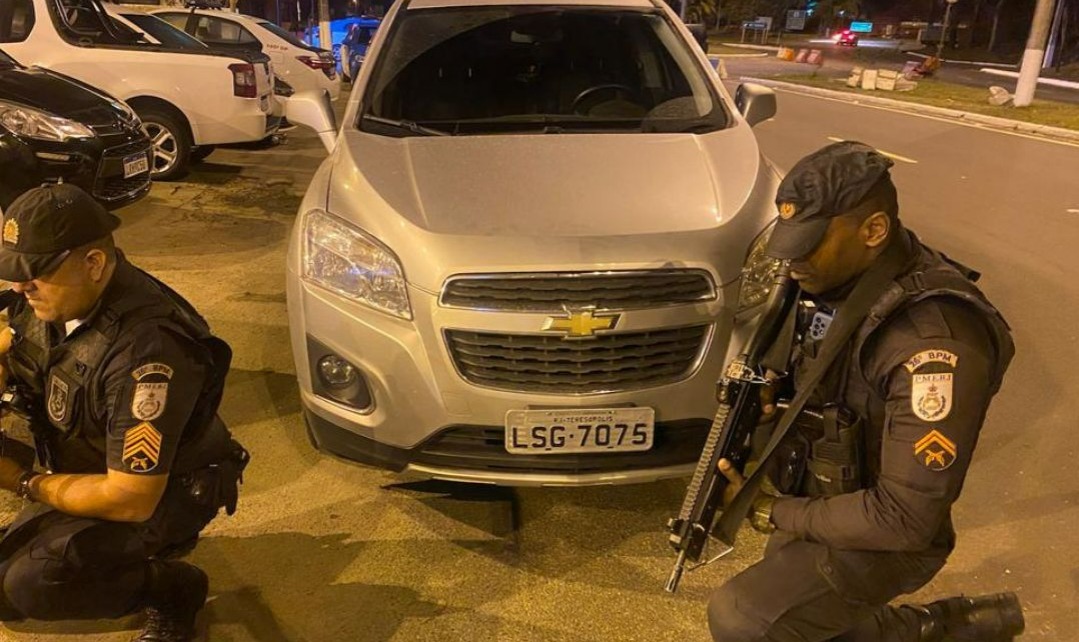 Dois homens são presos em Petrópolis após roubarem carro em Teresópolis