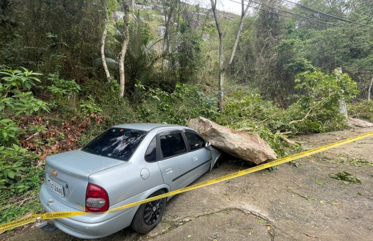 Deslizamento de pedra atinge veículos com chuva desta madrugada em Petrópolis