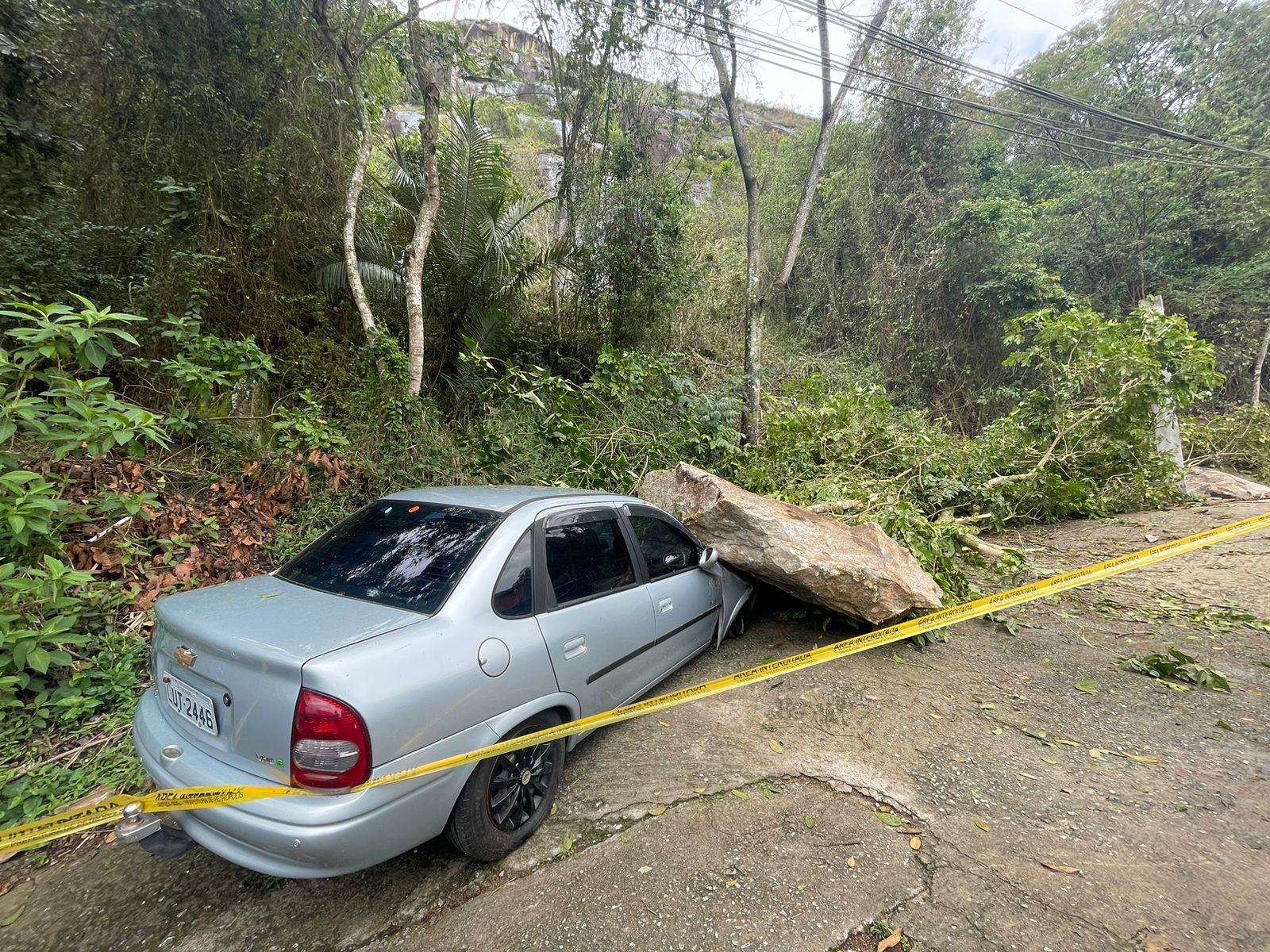 Deslizamento de pedra atinge veículos com chuva desta madrugada em Petrópolis