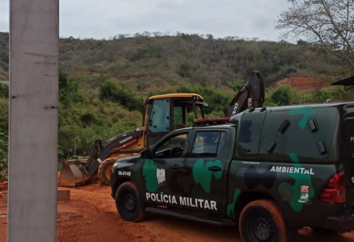 5ª UPAm flagra movimentação de terra e apreende retroescavadeira em Três Rios