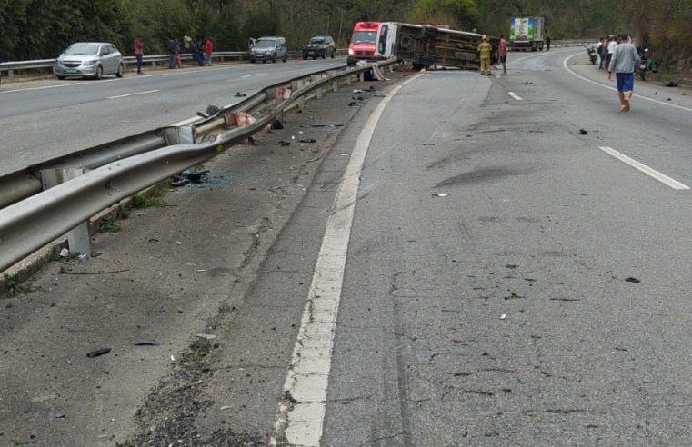 Acidente com micro-ônibus mata três pessoas em Petrópolis