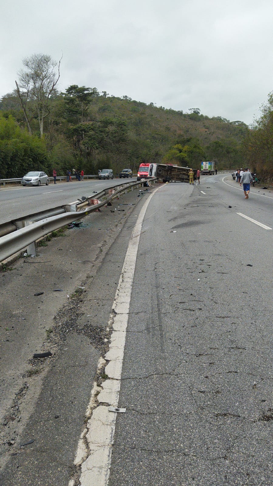 Acidente com micro-ônibus mata três pessoas em Petrópolis