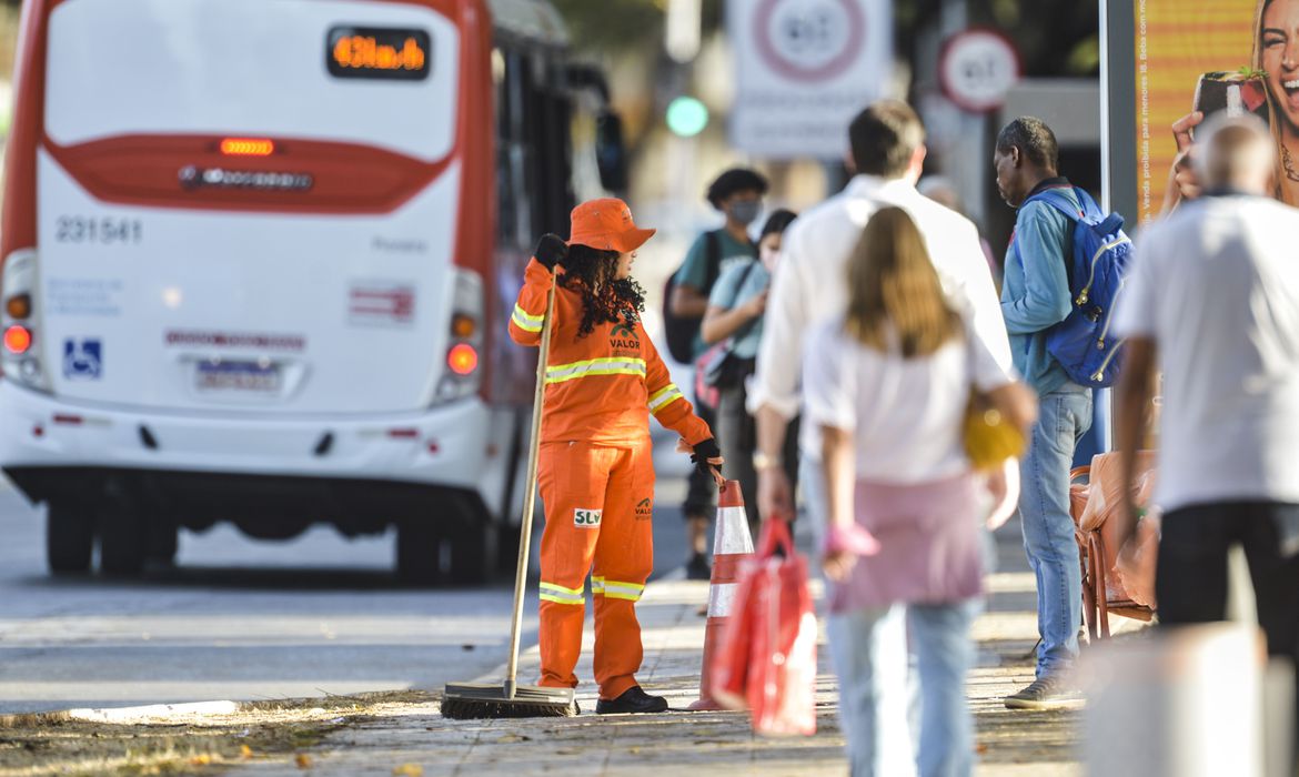 Brasil registra 155 mortes e 13,4 mil novos casos de covid-19 em 24h
