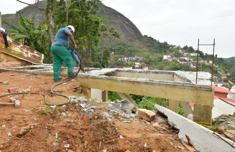 Defesa Civil demole construção irregular no Quitandinha em Petrópolis