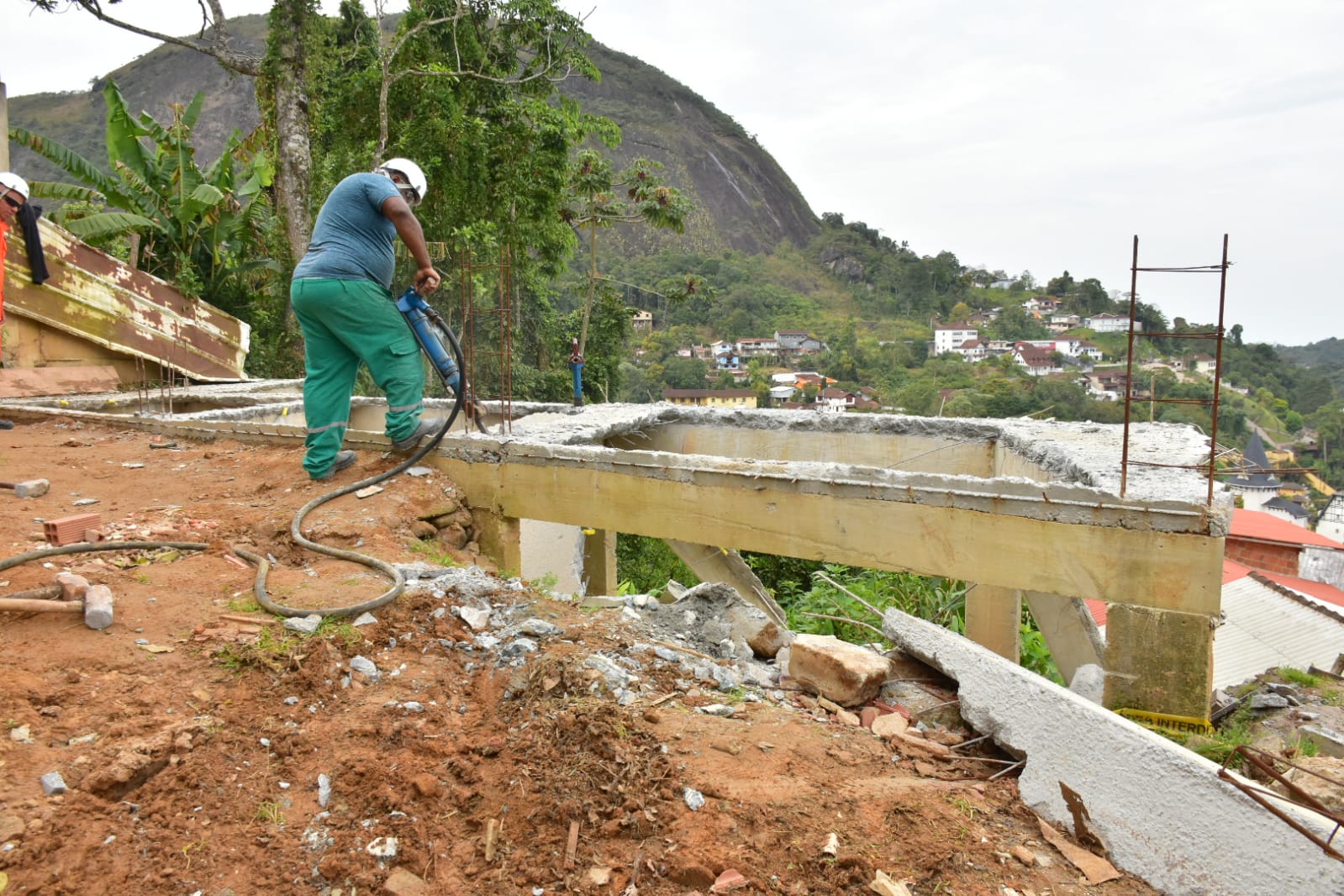Defesa Civil demole construção irregular no Quitandinha em Petrópolis
