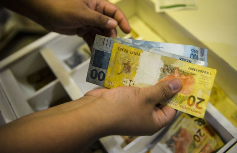 Vendas no comércio recuam 0,8% em julho, mostra IBGE