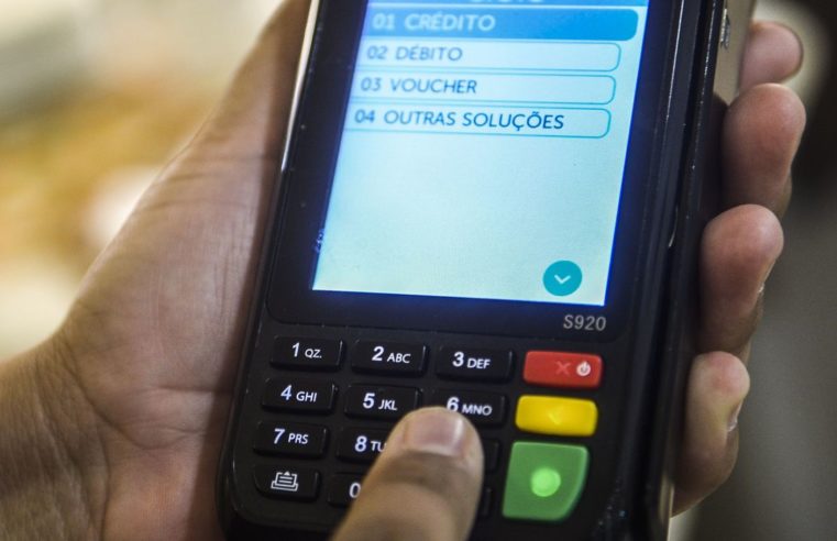 Com videoaulas, associação alerta consumidor sobre golpes com cartões