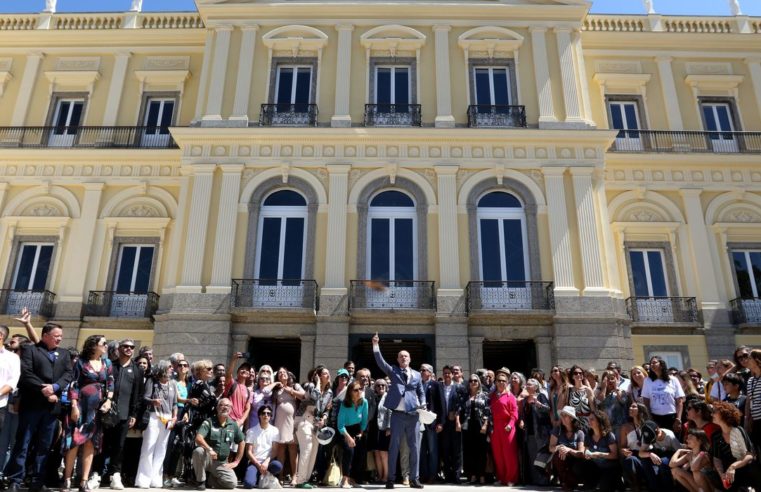 Quatro anos após incêndio, Museu Nacional apresenta fachada restaurada