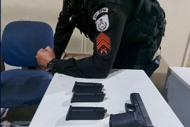 Homem é preso portando arma no Centro de Petrópolis