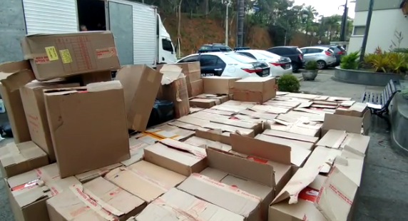 PRF apreende carga de sapatos falsificados na BR-040 em Petrópolis