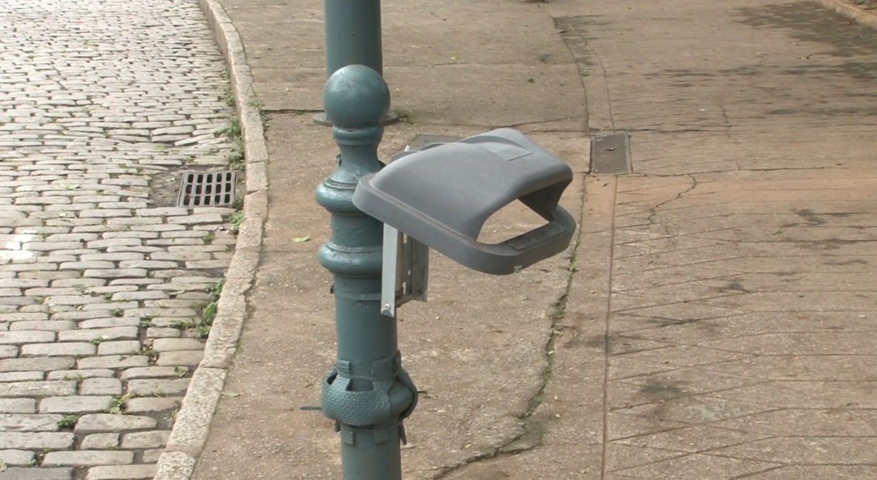 Lixeiras são vandalizadas em Petrópolis