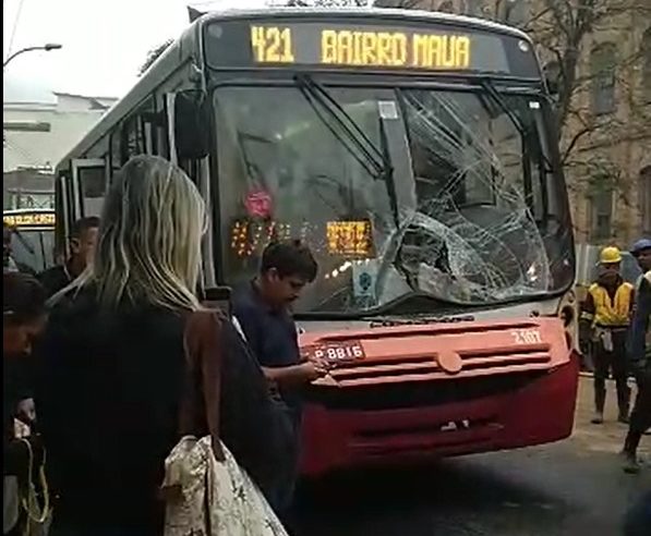Acidente entre ônibus e trator interdita Rua Washington Luís