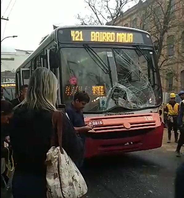 Acidente entre ônibus e trator interdita Rua Washington Luís
