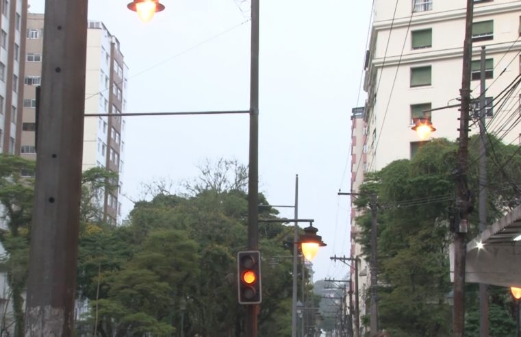 Prefeitura de Petrópolis deve retomar aterramento dos fios no lado ímpar da Rua do Imperador