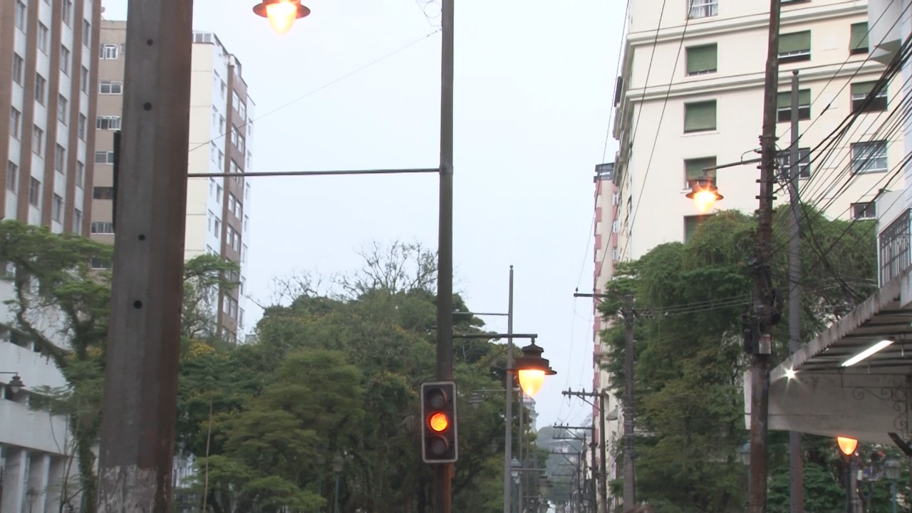 Prefeitura de Petrópolis deve retomar aterramento dos fios no lado ímpar da Rua do Imperador