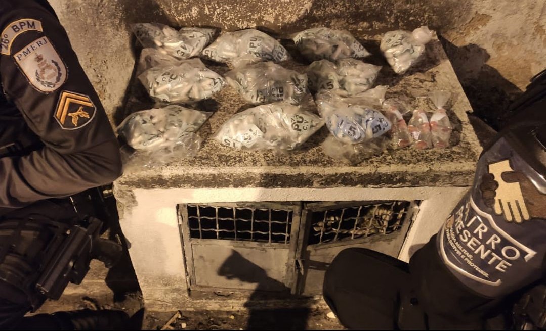 Polícia Militar prende homem por tráfico de drogas no Duques, em Petrópolis