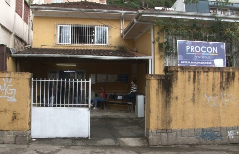 Procon Petrópolis multa concessionária de energia Enel por não disponibilizar banheiros para os consumidores