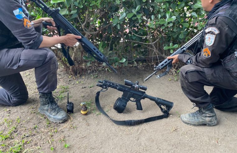 POLICIAIS MILITARES APREENDEM NA MANHÃ DESTE  SÁBADO TRÊS FUZIS NA REGIÃO METROPOLITANA DO RIO  