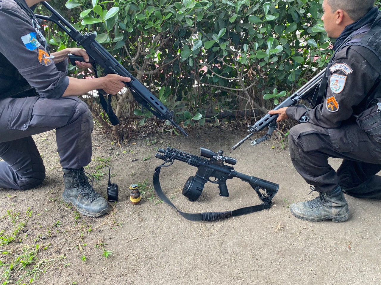 POLICIAIS MILITARES APREENDEM NA MANHÃ DESTE SÁBADO TRÊS FUZIS NA REGIÃO METROPOLITANA DO RIO