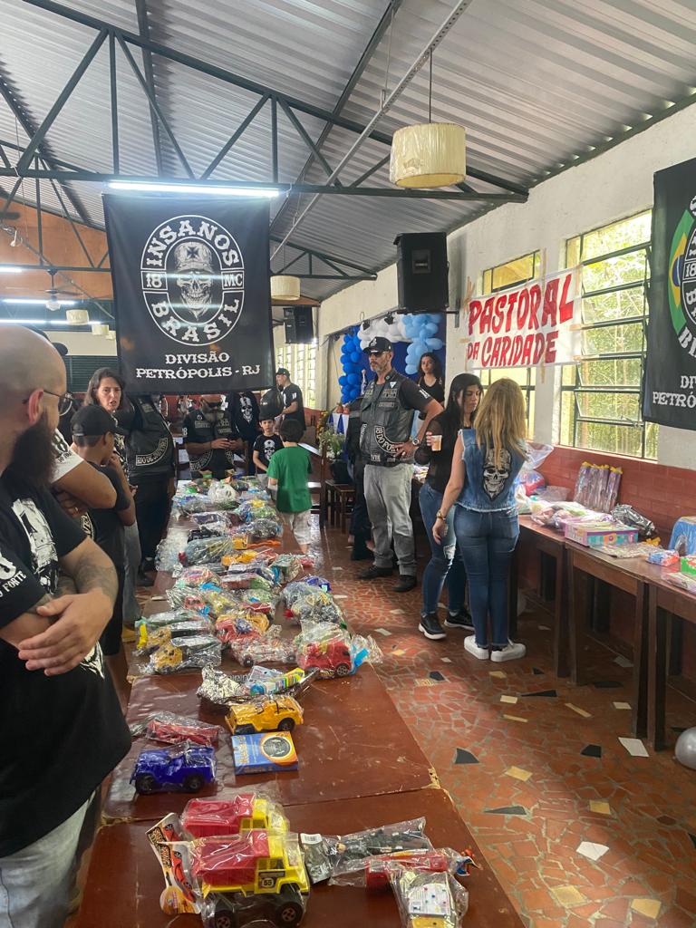 Motoclube Insanos realiza doação de brinquedos no Dia das Crianças