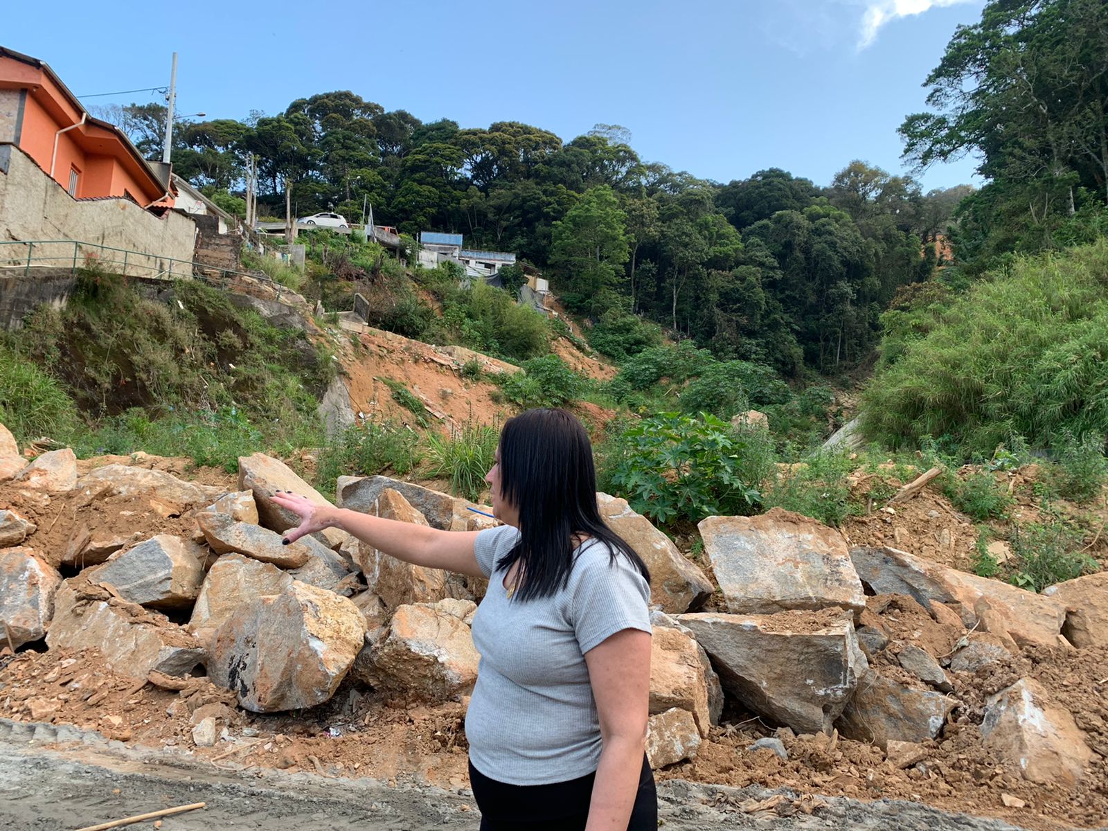 Mesmo após oito meses de tragédia, Petrópolis ainda vive um cenário de destruição
